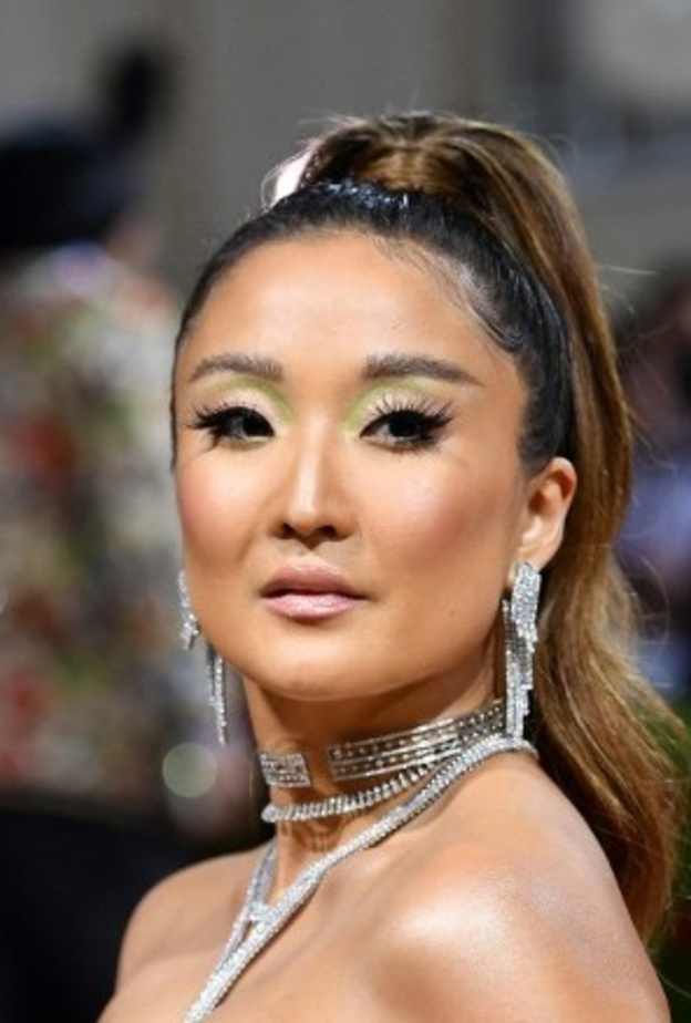 خطوات تطبيق مكياج ناعم وملوّن لصيف 2022 مستوحى من إطلالة  Ashley Park