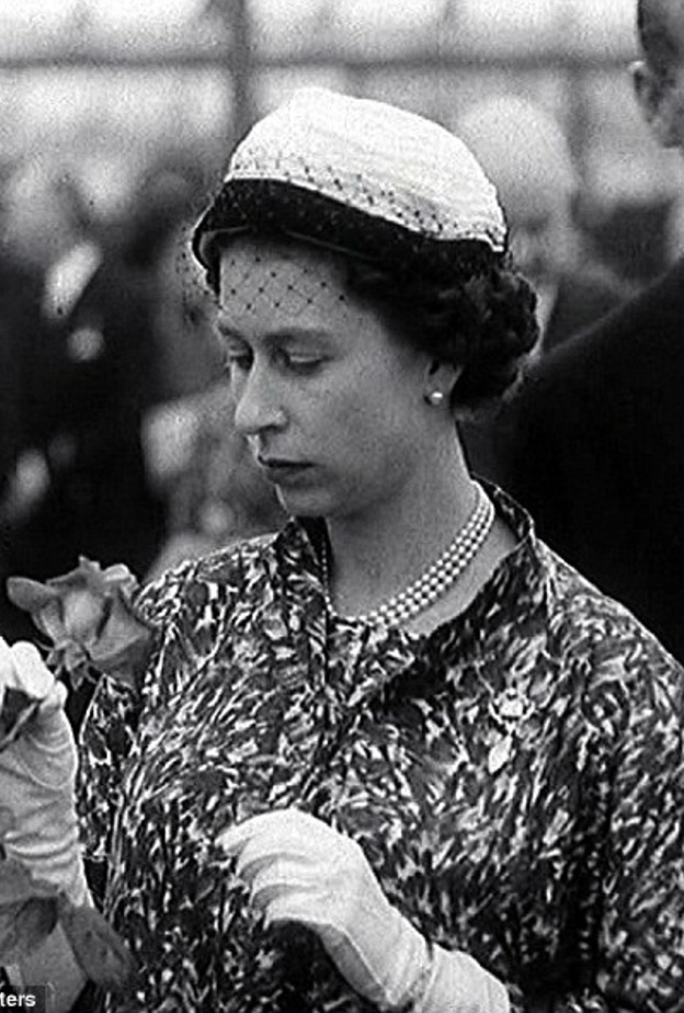 ملكة بريطانيا خلال زيارة لها لمعرض تشيلسي للزهور لعام 1960