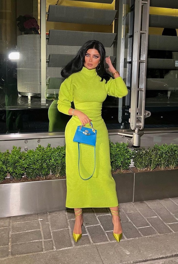 ملكة كابلي تدمج الألوان الصيفية بطريقة تتناسب مع برودة لندن