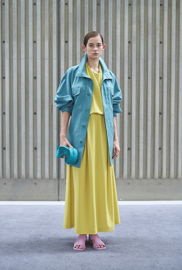 من وحي عرض Issey Miyake اخترنا لك الفستان الأصفر الطويل مع الجاكيت الأوفر سايز باللون الأزرق