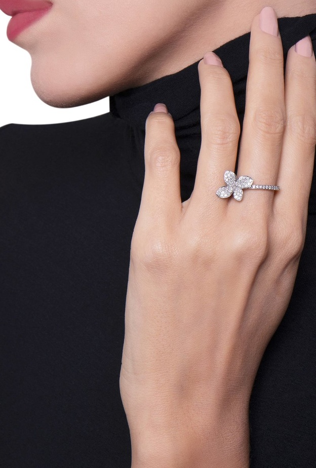 موديلات خواتم ذهب أبيض تضفي بريق ناعم على اطلالة المساء في الصيف