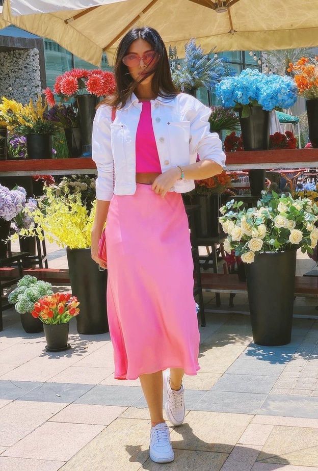 موديلات تنانير ملونة مستوحاة من إطلالات مدونات الموضة 