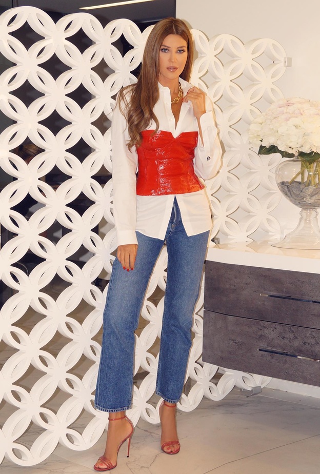 اطلالات شبابية في الجينز مستوحاة من كارلا حداد 