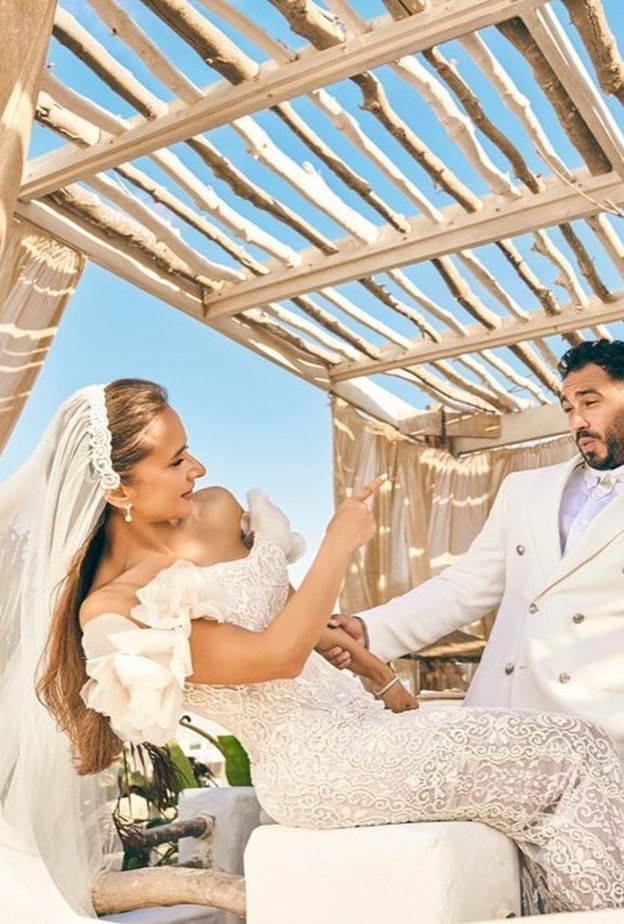 نيللي كريم مع زوجها في حفل زفافها على الشاطئ انستغرام الفنانة