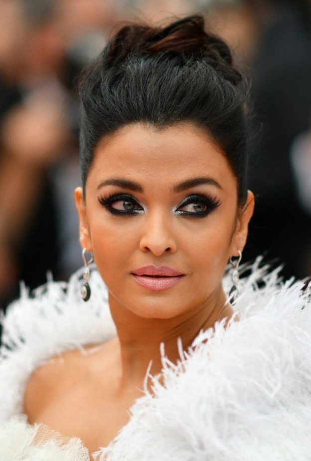 طريقة وضع ظلال العيون الغليتر للمناسبات من وحي ايشواريا راي 