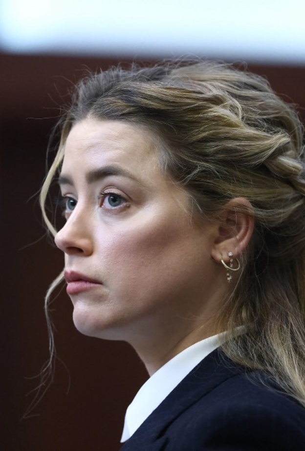 تسريحات شعر لافتة لـ آمبر هيرد في جلسات المحاكمة بقضيتها مع جوني ديب