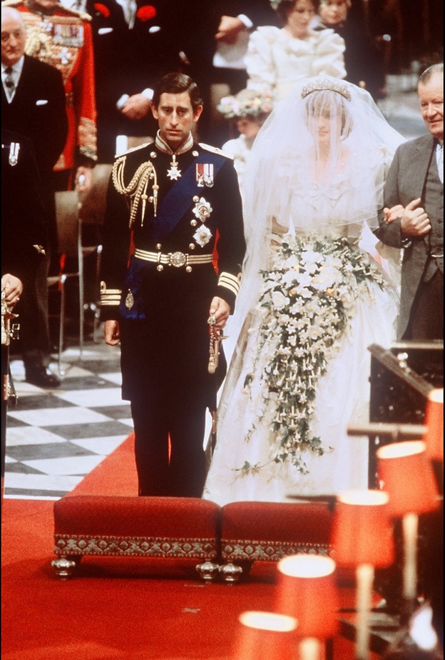 رجل يشتري شريحة من كعكة زفاف الأميرة ديانا مرتين 