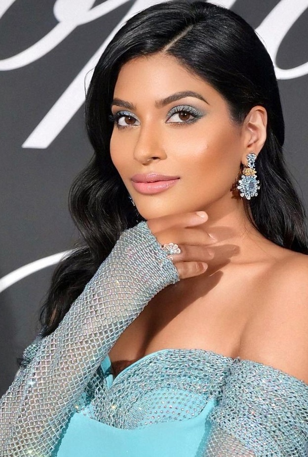 إطلالة مكياج العيون الأزرق بالخطوات بأسلوب المدونة فرحانا في مهرجان "كان"