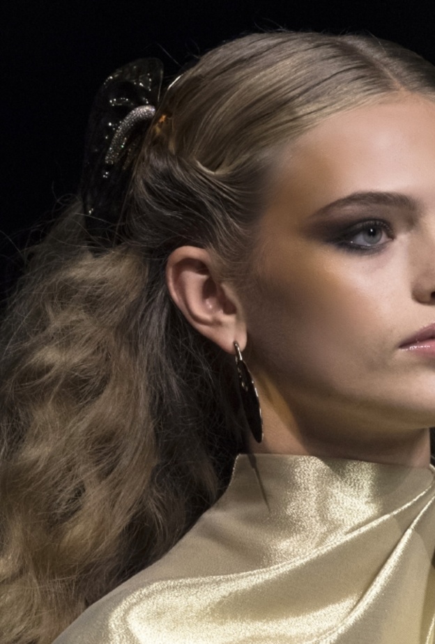 تسريحات شعر النصف رفعة من Fendi