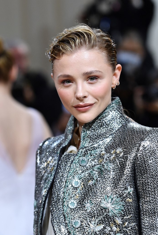 ألوان أحمر شفاه للصبايا من وحي أجدد إطلالات Chloe Grace Moretz في Met Gala
