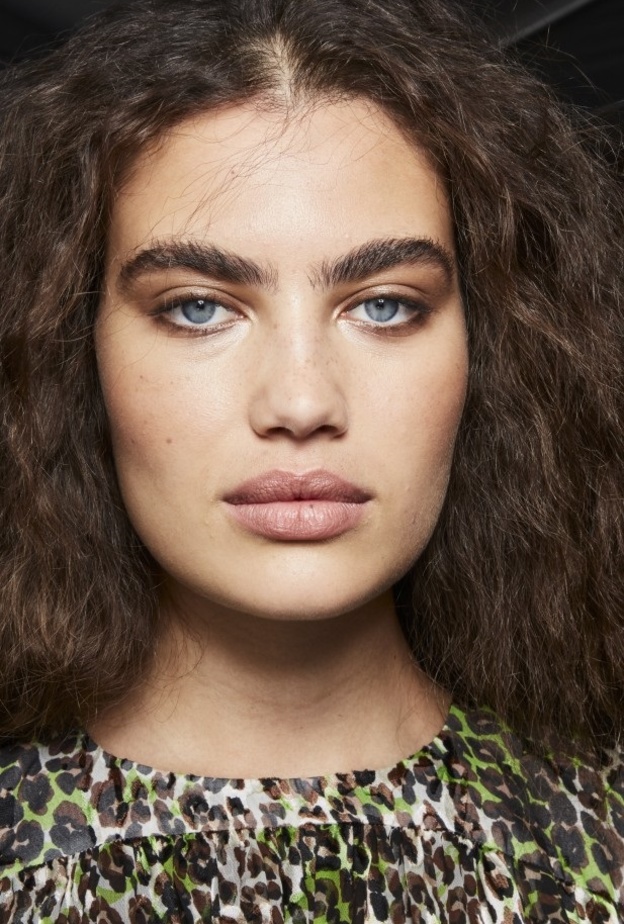 أهم مميزات المايكروبليدنج للحواجب وما هي بدائله