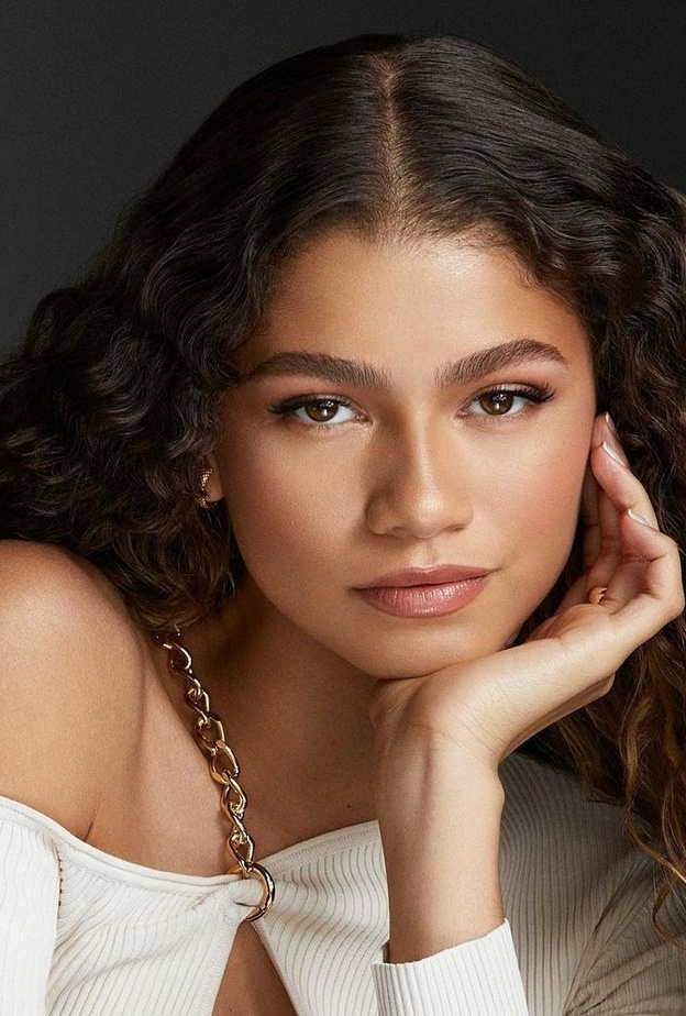 حيل جمالية للحفاظ على الحواجب العريضة والطبيعية من وحي إطلالات زيندايا