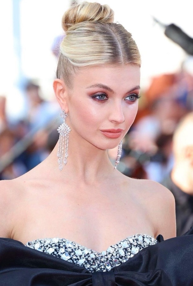 اطلالة Ann-Sophie بمكياج برونزي مع تسريحات شعر الكعكة العالية