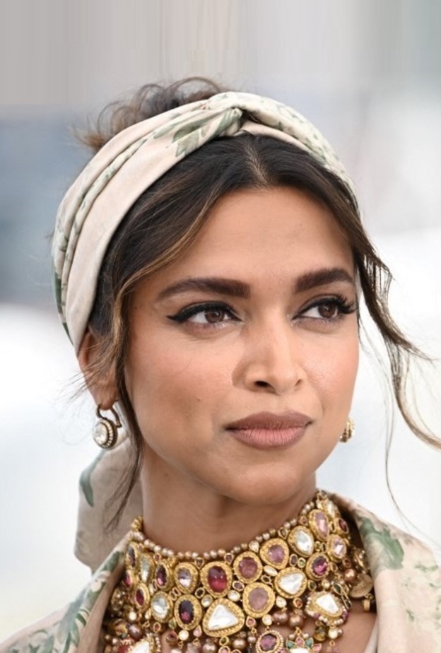 صور إطلالات جمالية خارجة عن المألوف للنجمات في افتتاح مهرجان كان