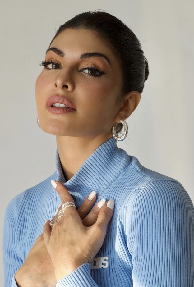 الأظافر المتوسطة الطول وأجدد ألوان مناكير للبشرة الحنطية على طريقة Jacqueline Fernandez - الصورة من حسابها على انستغرام