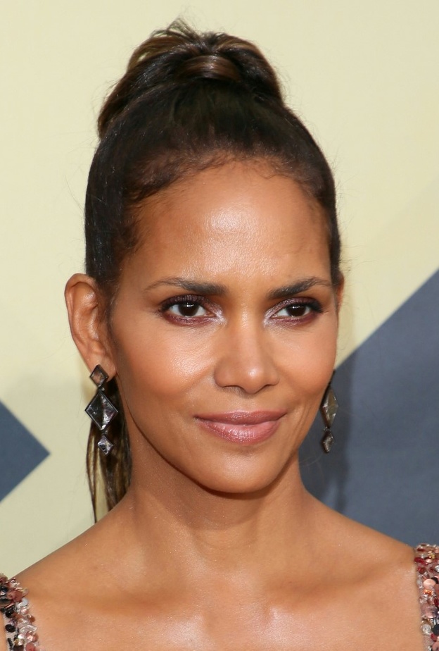 الروج المناسب للبشرة الحنطية من وحي مكياج Halle Berry