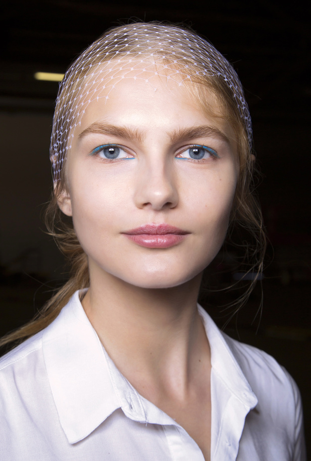 طرق تطبيق المكياج الأزرق بدرجاته المختلفة لإطلالة صيفية مختلفة