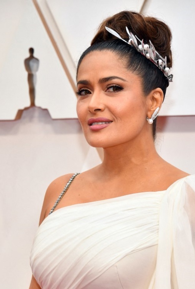 تسريحات شعر راقية للعيد من وحي أحدث إطلالات سلمى حايك