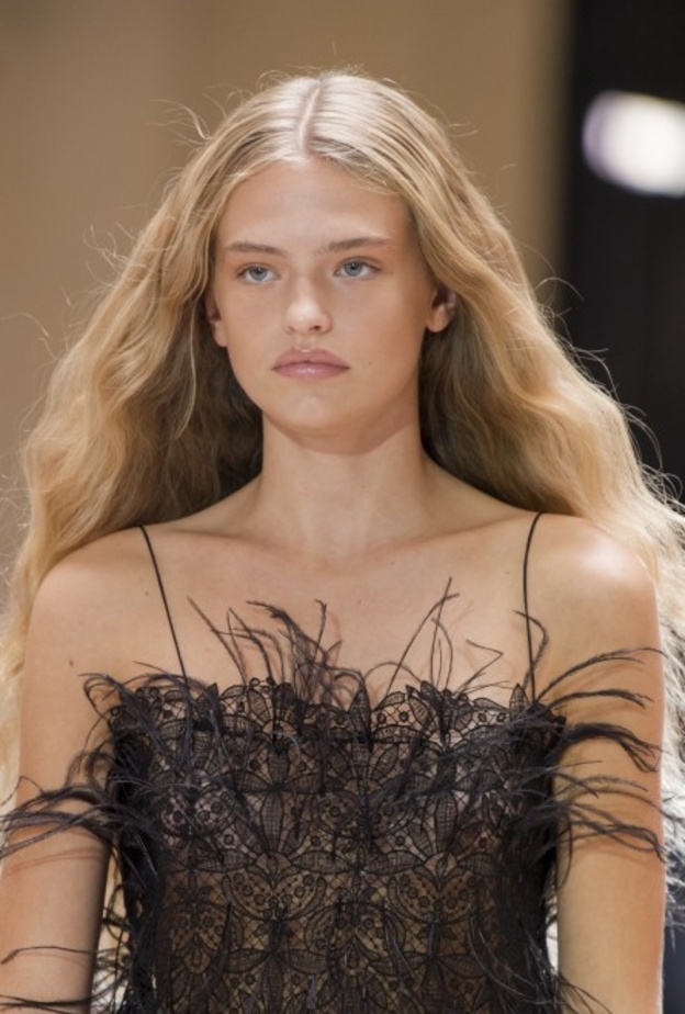 تسريحات شعر ويفي حسب طول شعرك لإطلالة مميزة في السهرات