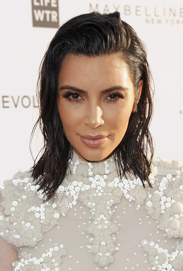 تسريحات للشعر المصبوغ باللون الأسود لعيد الفطر 2022 من وحي إطلالات كيم كارداشيان