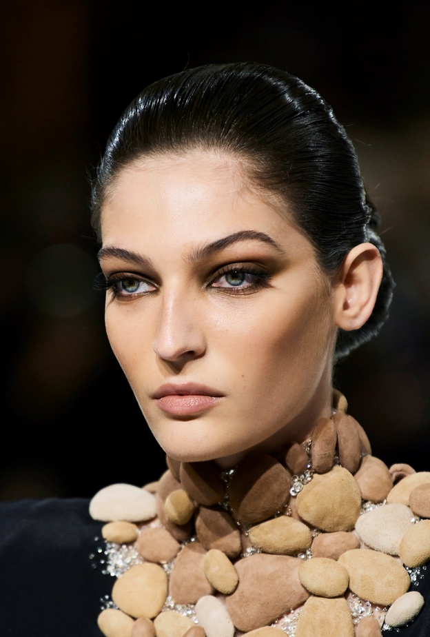 تطبيق مكياج خليجي مع الظلال السوداء لإطلالة لافتة في عيد الفطر 2022