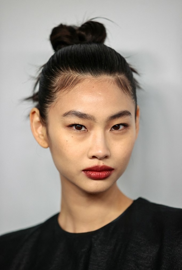 1 رئيسية حيل جمالية اساسية عند إرتداء الفستان الاسود على طريقة Hoyeon Jung