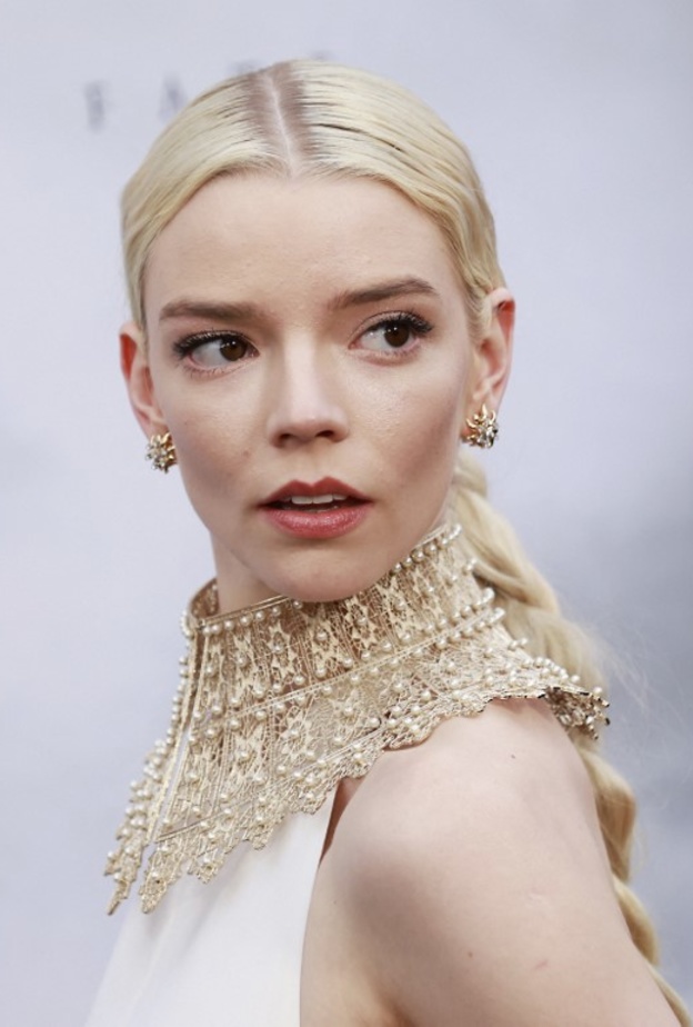 1 رئيسية حيل جمالية لمكياج مثالي لصاحبات البشرة الفاتحة على طريقة Anya Taylor-Joy