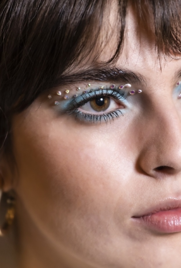 خطوات تطبيق مكياج مع اكسسوارات العين