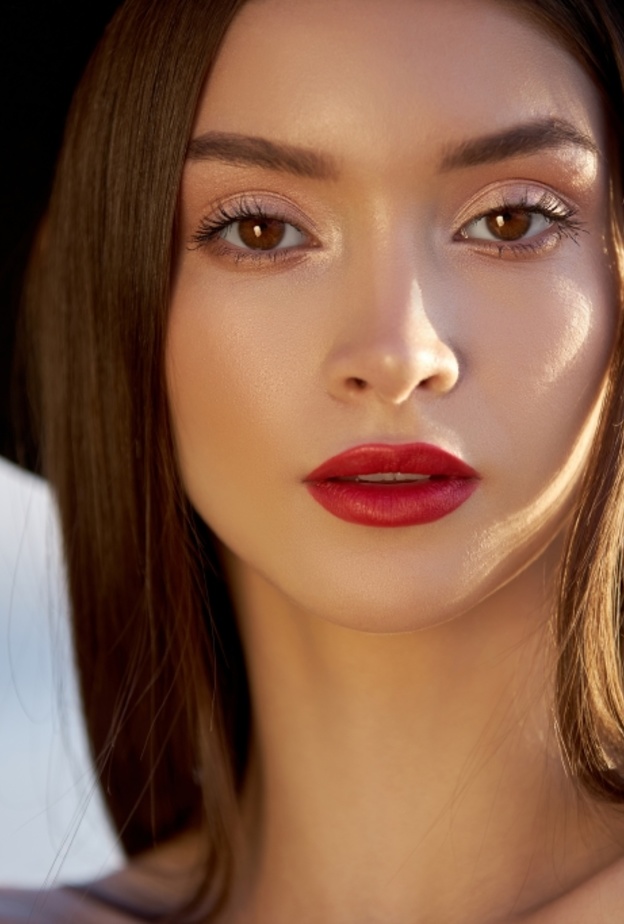 خطوات تكبير الشفاه باستخدام مستحضر واحد