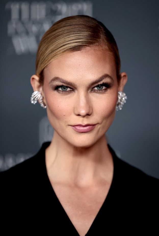 رسم الآيلاينر للعيون المبطنة على طريقة Karlie Kloss