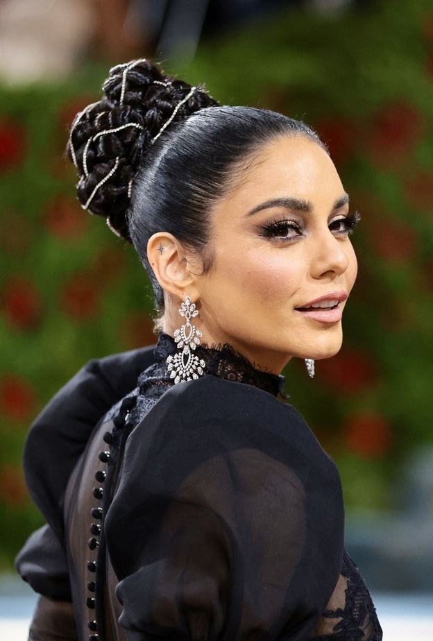 1 رئيسية رفعات الشعر المناسبة للوجه على شكل قلب من وحي Vanessa Hudgens