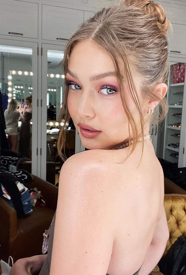 طريقة عمل مكياج وردي ناعم لصيف 2022