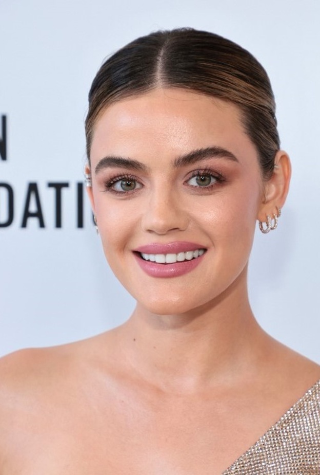 كونتور للوجه المثلث ومكياج طبيعي على طريقة Lucy Hale