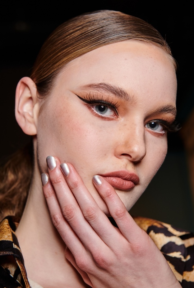 كيفية العناية باليدين والأظافر لتطويلها بسرعة