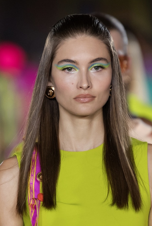 مكياج عيون للجريئات سموكي    أخضر من عروض Versace