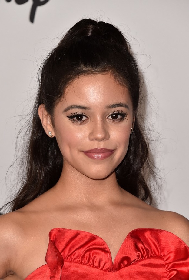 1 رئيسية - حيل مكياج تعلميها من الفنانة الشابة Jenna Ortega