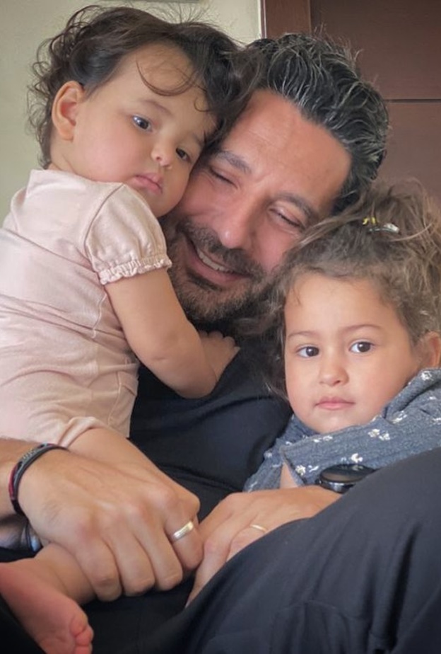 نجوم نموذج للآباء المثاليين ..شاهدوا كيف يدللون أطفالهم ويشاركون زوجاتهم في الإهتمام بشؤونهم