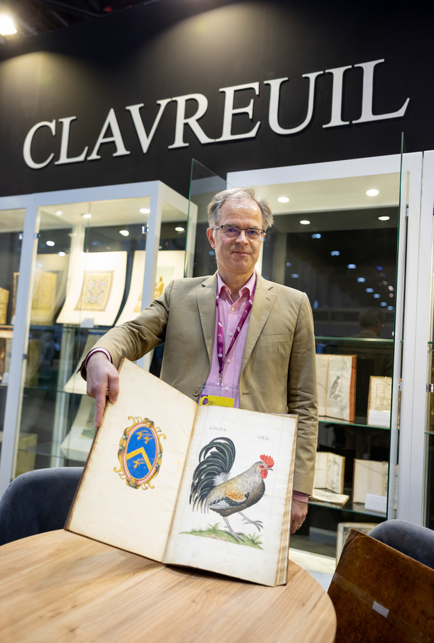 الكتب النادرة تلفت أنظار زوار معرض أبوظبي للكتاب