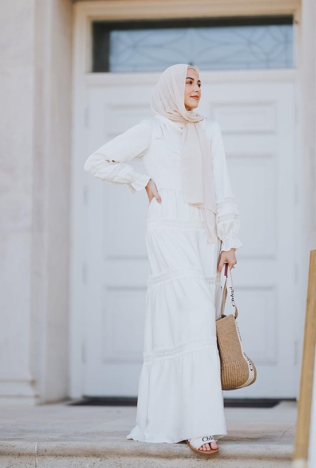 الأبيض المرهف بإطلالة كاجوال أنيقة بالفستان الطويل والناعم