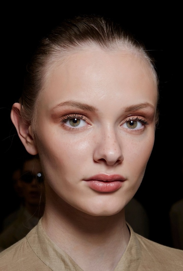 ألوان مكياج مشرق للحصول على إطلالة مثالية في سهرات صيف 2022