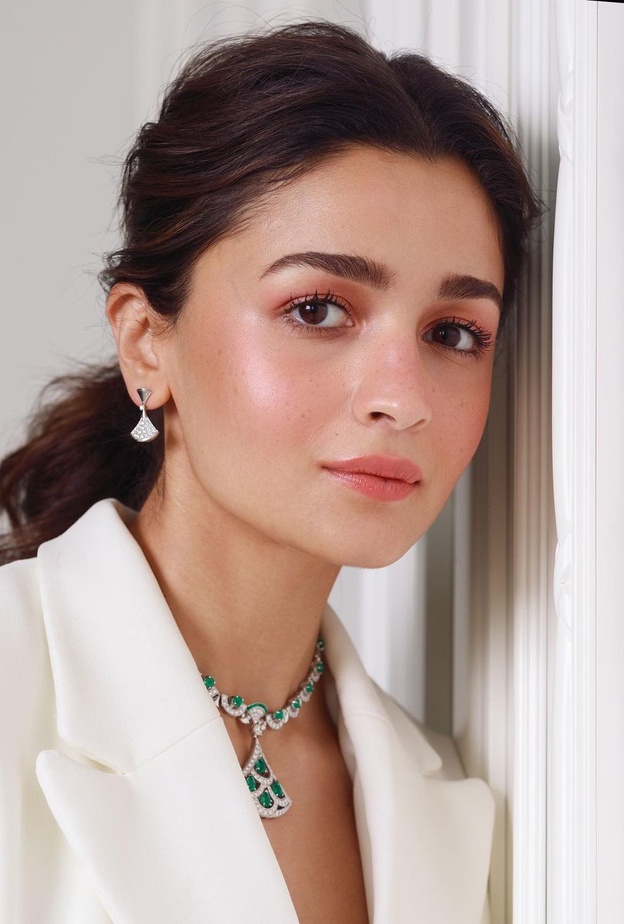 خطوات تطبيق مكياج مشمشي للصيف من وحي أحدث إطلالة لـ عليا بهات