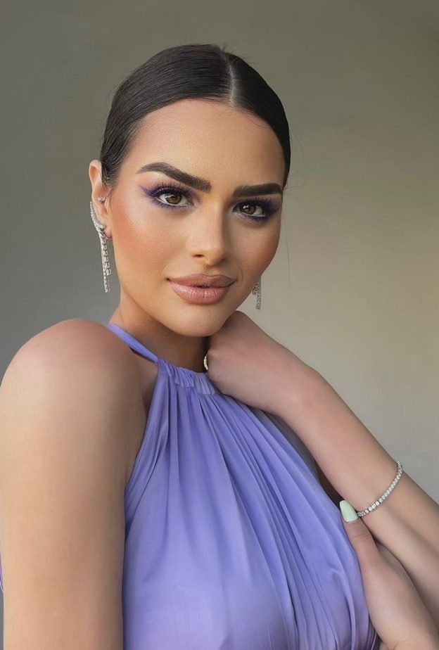 مكياج عصري يناسب الفستان البنفسجي وخطوات تطبيقه بأسلوب هنادي مهنا