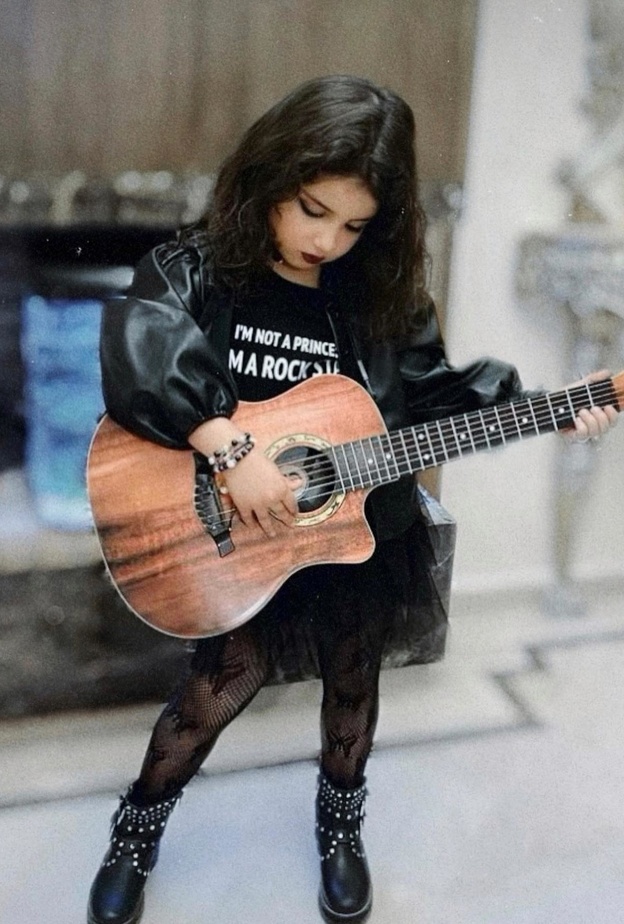 ابنة دنيا بطمة في جلسة تصوير احترافية مفاجئة.. هل تسير على خطى حلا الترك؟