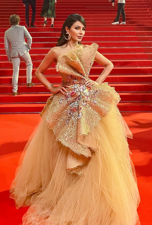 مهيرة عبد العزيز بفستان ذهبي براق وفاخر بتوقيع دار Maison Yeya 