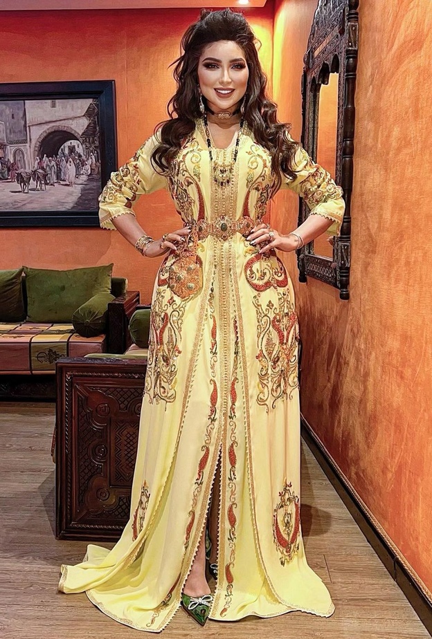 أحدث إطلالات دنيا بطمة بموضة القفطان الملوّن لصيف 2022