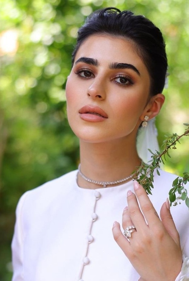 ديما الشيخلي بإطلالة جمالية ناعمة في حفل زفافها وهذه خطوات مكياجها