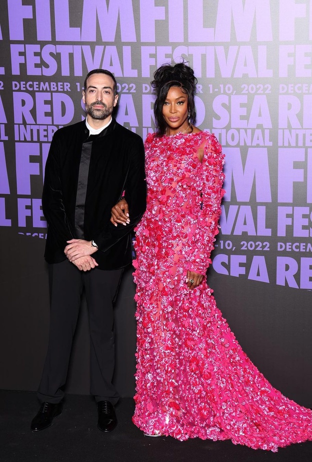 محمد التركي، المدير التنفيذي لمهرجان البحر الأحمر السينمائي مع عارضة الأزياء العالمية ناعومي كامبل في احتفالية المهرجان بـ"كان"