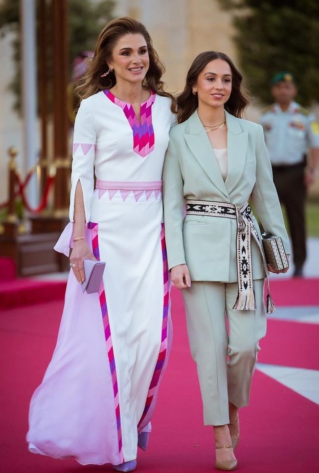إطلالة الملكة رانيا مع ابنتها بأزياء شرقية في إحتفال استقلال الأردن