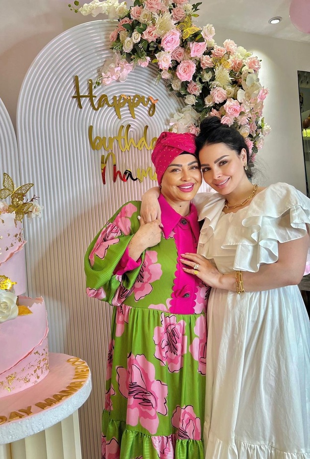 .ديانا كرزون وشقيقاتها يحتفلن بعيد ميلاد والدتهن بحفل فخم