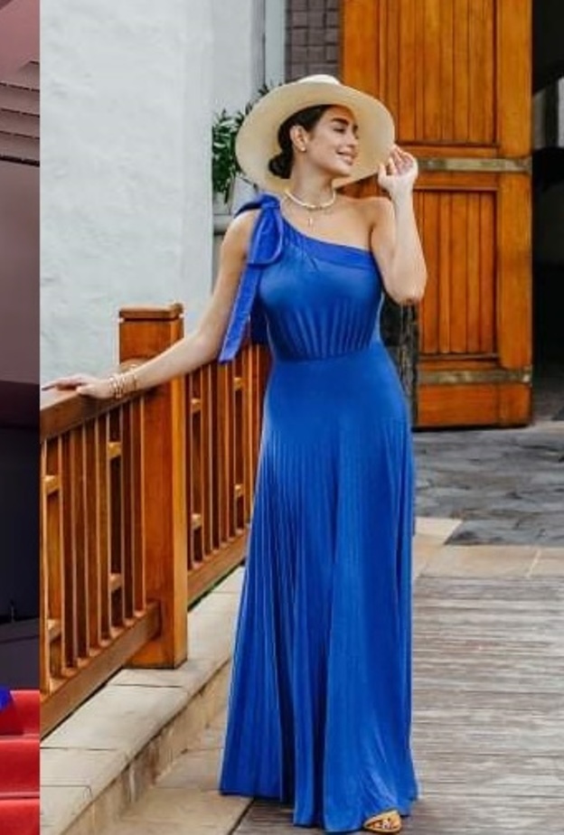 إطلالات النجمات باللون الأزرق